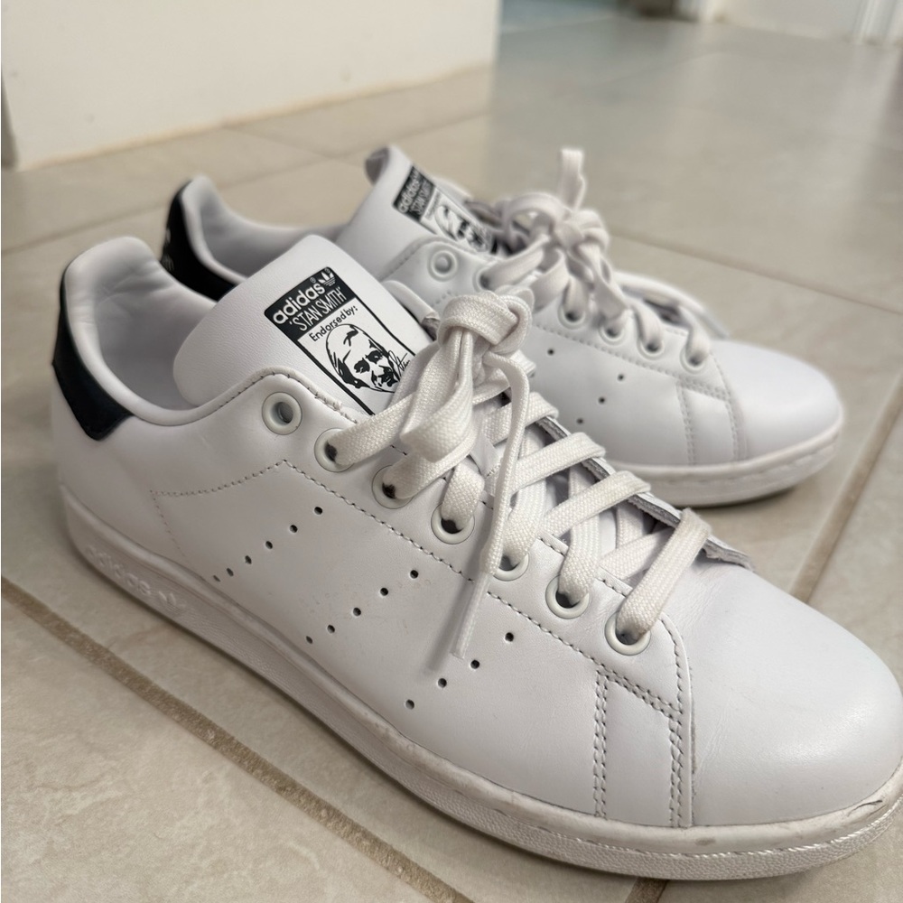 adidas White Leather Sneakers with Navy Heel Tab Women’s size 7.5